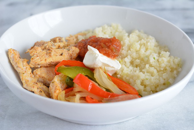 Low salt chicken fajita with cauliflower rice in a white bowl.